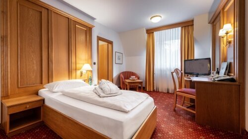 ca.16-18qm
Die 6 geschmackvoll und komfortabel eingerichteten Einzelzimmer laden zum Entspannen und Verweilen ein.
Kommen Sie in den Genuss der absoluten Ruhe und lassen Sie sich rundum von unserem Team verwöhnen.

 Barrierefreie Zimmer nur auf Anfrag