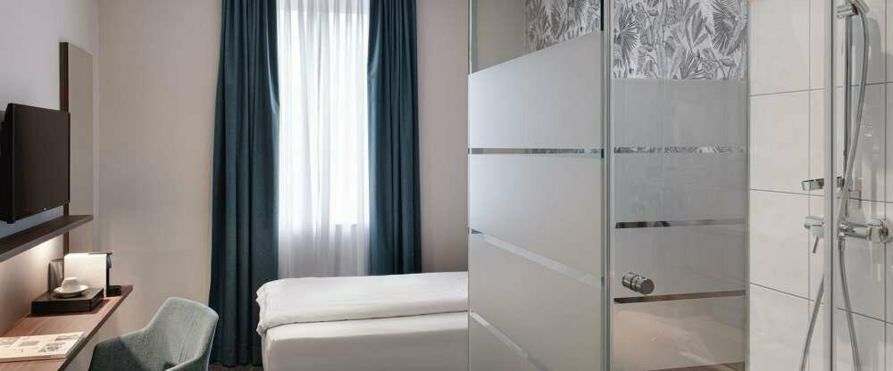 Unsere Zimmer wurden 2020 von Januar bis April renoviert! 
Genießen Sie die stilvolle, moderne Atmosphäre von 
3 verschiedenen Zimmer - Designs! 
Unsere Einzelzimmer verfügen über ein offenes Bad / Raumkonzept! 
Die Betten sind bequeme 1,2m breit.