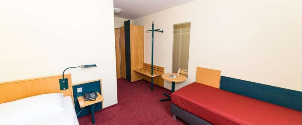  Dusche/WC Schreibtisch Direktwahl-Telefon Sat-TV Modemanschluss W-Lan Access-Point Radio Haarfön Nichtraucherzimmer Mit einer Größe von 15 Quadratmeter bietet Ihnen dieses Einzelzimmer ausreichend Komfort bei