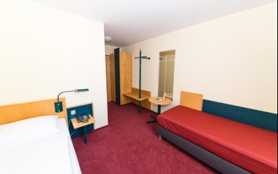  Dusche/WC Schreibtisch Direktwahl-Telefon Sat-TV Modemanschluss W-Lan Access-Point Radio Haarfön Nichtraucherzimmer Mit einer Größe von 15 Quadratmeter bietet Ihnen dieses Einzelzimmer ausreichend Komfort bei