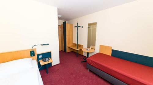     Dusche/WC
    Schreibtisch
    Direktwahl-Telefon
    Sat-TV
    Modemanschluss
    W-Lan Access-Point
    Radio
    Haarfön
    Nichtraucherzimmer

Mit einer Größe von 15 Quadratmeter bietet Ihnen dieses Einzelzimmer ausreichend Komfort bei