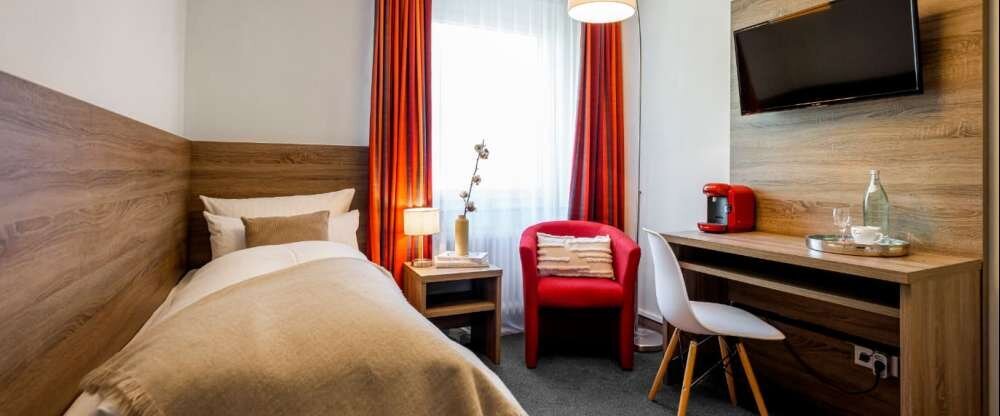 Die Einzelzimmer verfügen über einen Schreibtisch, Kaffeemaschine, Snack-Bar, Flachbild-TV, Zimmersafe, Telefon, Wireless-Lan, Badezimmer mit WC/ Dusche, Kosmetikspiegel und, Haarföhn.