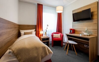 Die Einzelzimmer verfügen über einen Schreibtisch, Kaffeemaschine, Snack-Bar, Flachbild-TV, Zimmersafe, Telefon, Wireless-Lan, Badezimmer mit WC/ Dusche, Kosmetikspiegel und, Haarföhn.