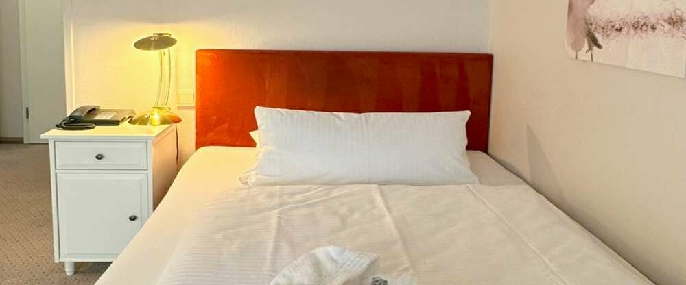 Zimmer mit Balkon im Haupthaus mit dem Fahrstuhl erreichbar. Einzelbett (100 - 140cm).