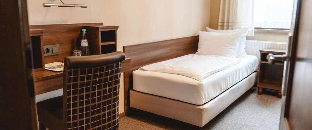 Die Classic-Zimmer sind in modern-elegantem Design und warmen Farben gehalten, je nach Thema dekoriert und ruhig gelegen. Die Einzelzimmer sind ca. 10 qm groß. Alle Classic-Zimmer verfügen über eine Sitzecke und einen komfortablen Arbeitsplatz. LCD-T