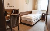 Die Classic-Zimmer sind in modern-elegantem Design und warmen Farben gehalten, je nach Thema dekoriert und ruhig gelegen. Die Einzelzimmer sind ca. 10 qm groß.   Alle Classic-Zimmer verfügen über eine Sitzecke und einen komfortablen Arbeitsplatz. LCD-T
