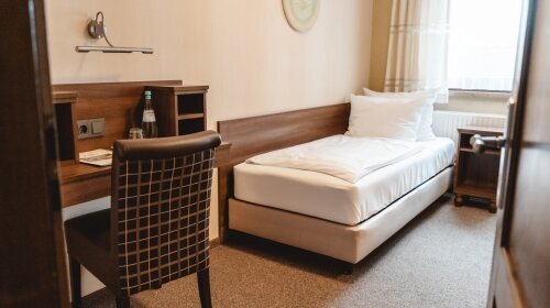 Unsere Classic-Zimmer sind in modern-elegantem Design und warmen Farben gehalten, je nach Thema dekoriert und ruhig gelegen. Die Einzelzimmer sind ca. 10 qm groß.   Alle Classic-Zimmer verfügen über eine Sitzecke und einen komfortablen Arbeitsplatz. LCD-T