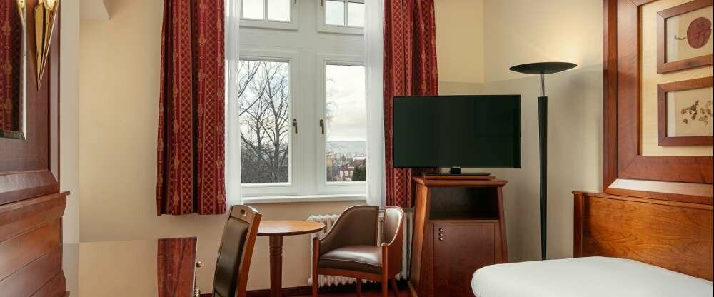 Gemütliches Zimmer mit 19 - 21 m2 und Blick auf den Waldpark oder die Stadt. 