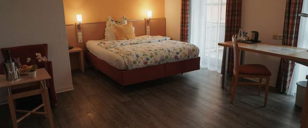 Einzelzimmer Deluxe für 1 Person mit Standard Ausstattung und Balkon