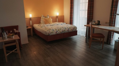 Einzelzimmer Deluxe für 1 Person mit Standard Ausstattung und Balkon