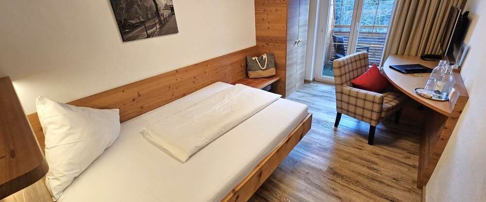 Das geräumige Zimmer mit 19 m² und französisches Kuschelbett mit 1,40 m Breite bietet Platz für 1 – 2 Personen. Vom Panorama-Südbalkon aus erstreckt sich ein herrlicher, Ausblick auf die wunderschöne Bergwelt von Oberstdorf und die Wälder. Zimmerausst