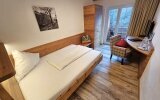 Das geräumige Zimmer mit 19 m² und französisches Kuschelbett mit 1,40 m Breite bietet Platz für 1 – 2 Personen. Vom Panorama-Südbalkon aus erstreckt sich ein herrlicher, Ausblick auf die wunderschöne Bergwelt von Oberstdorf und die Wälder. 

Zimmerausst
