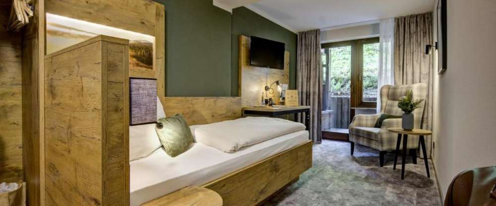 Einfache Ausstattung, teilweise eingeschränkte Sicht ins Grüne. Zimmer mit einem Bett mit einer Größe von 90x200cm, Teppich-Fußboden, gemütlichen Sitzplatz, eigenem Balkon oder Terrasse, Kleiderschrank. Dusche / WC, Haarfön im Bad, ISDN-Durchwahltelefon, 