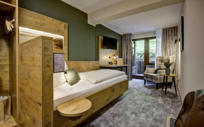 Einfache Ausstattung, teilweise eingeschränkte Sicht ins Grüne. Zimmer mit einem Bett mit einer Größe von 90x200cm, Teppich-Fußboden, gemütlichen Sitzplatz, eigenem Balkon oder Terrasse, Kleiderschrank. Dusche / WC, Haarfön im Bad, ISDN-Durchwahltelefon, 