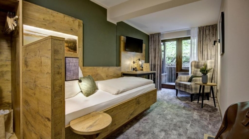 Einfache Ausstattung, teilweise eingeschränkte Sicht ins Grüne. Zimmer mit einem Bett mit einer Größe von 90x200cm, Teppich-Fußboden, gemütlichen Sitzplatz, eigenem Balkon oder Terrasse, Kleiderschrank. Dusche / WC, Haarfön im Bad, ISDN-Durchwahltelefon, 