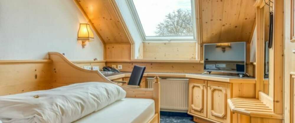 Dieses Einzelzimmer verfügt über einen Kabel-TV und ein eigenes Bad.