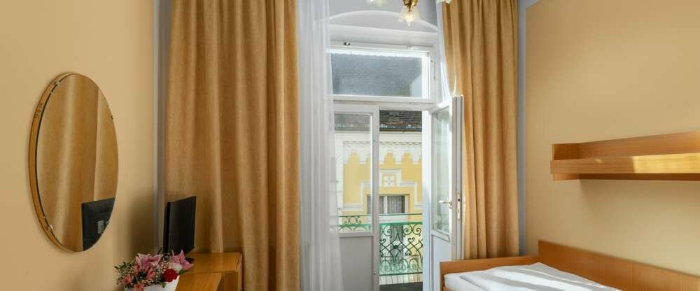 Die Zimmer der Kategorie Komfort verfügen über einen Balkon, eine neuere Einrichtung und bieten den Blick auf die Kurpromenade.