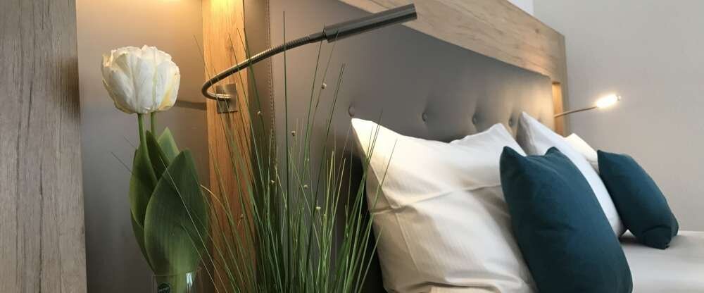 Einzelzimmer für 1 Person mit Komfort Ausstattung und Bett in 0,90 m x 2 m. Zimmerausstattung: Flachbild TV, Radio, Dusche/WC, Telefon, Föhn, Minibar, Safe. Die Zimmer Superior und Komfort unterscheiden sich in der Zimmergröße. 