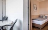 Auf jeder Etage des Hauses befindet sich eines der drei Einzelzimmer.

Jedes Zimmer ist ca. 10 m² groß und ausgestattet mit einem Einzelbett, Klimaanlage, Fernseher mit Kabelanschluss und Videotext, Wecker und Radio, Zimmertresor sowie Telefon- und Inte