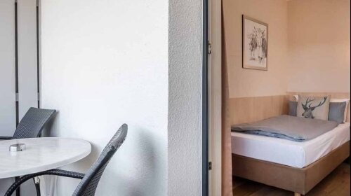 Auf jeder Etage des Hauses befindet sich eines der drei Einzelzimmer.

Jedes Zimmer ist ca. 10 m² groß und ausgestattet mit einem Einzelbett, Klimaanlage, Fernseher mit Kabelanschluss und Videotext, Wecker und Radio, Zimmertresor sowie Telefon- und Inte
