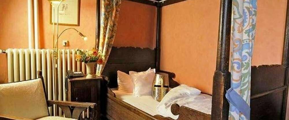 Einzelzimmer mit Himmelbett