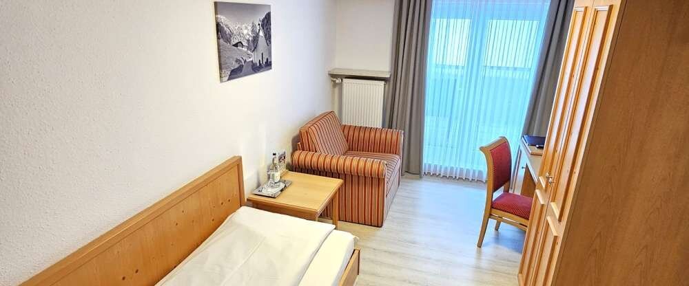 Genießen Sie die Auszeit vom Alltag in hellen, gemütlich eingerichteten Zimmern. Alle Hotelzimmer mit Balkon bieten den einmaligen Blick auf die Allgäuer Bergwelt.