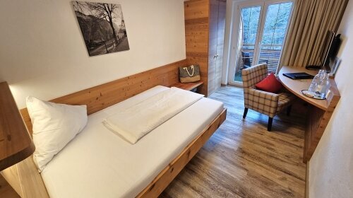 Das geräumige Zimmer mit ca. 17 m² bietet Platz für 1 Personen. Vom Panoramabalkon aus erstreckt sich ein herrlicher, Ausblick auf die wunderschöne Bergwelt von Oberstdorf und die Wälder. 

Zimmerausstattung: Sessel, Flachbild-TV, Schreibtisch mit Minib