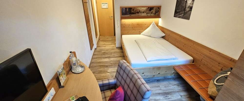 Das geräumige Zimmer mit ca. 17 m² bietet Platz für 1 Personen. Vom Panoramabalkon aus erstreckt sich ein herrlicher, Ausblick auf die wunderschöne Bergwelt von Oberstdorf und die Wälder. Zimmerausstattung: Sessel, Flachbild-TV, Schreibtisch mit Minib