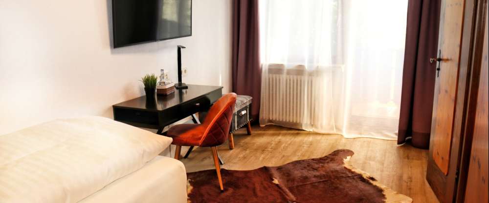 Einzelzimmer in unserem Mondgebäude mit Balkon und Boxspringbett. inkl. Wlan und Smart-TV. Der Balkon hat eine schöne Aussicht auf die Natur.