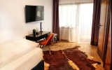 Einzelzimmer in unserem Mondgebäude mit Balkon und Boxspringbett.
inkl. Wlan und Smart-TV. 
Der Balkon hat eine schöne Aussicht auf die Natur.