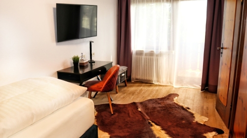 Einzelzimmer in unserem Mondgebäude mit Balkon und Boxspringbett.
inkl. Wlan und Smart-TV. 
Der Balkon hat eine schöne Aussicht auf die Natur.