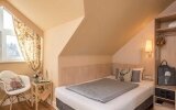 Auf jeder Etage des Hauses befindet sich eines der drei Einzelzimmer.

Jedes Zimmer ist ca. 10 m² groß und ausgestattet mit einem Einzelbett, Klimaanlage, Fernseher mit Kabelanschluss und Videotext, Wecker und Radio, Zimmertresor sowie Telefon- und Inte