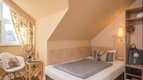 Auf jeder Etage des Hauses befindet sich eines der drei Einzelzimmer.

Jedes Zimmer ist ca. 10 m² groß und ausgestattet mit einem Einzelbett, Klimaanlage, Fernseher mit Kabelanschluss und Videotext, Wecker und Radio, Zimmertresor sowie Telefon- und Inte