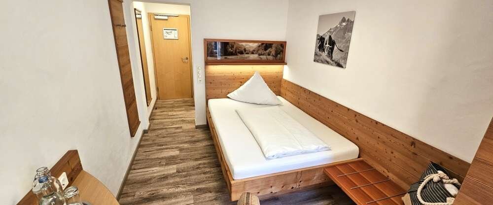 Das Zimmer mit 17 m² und französisches Kuschelbett mit 1,40 m Breite bietet Platz für 1 – 2 Personen. Blick aus dem Fenster in die naturbelassenen Wälder Zimmerausstattung: Sessel, Flachbild-TV, Schreibtisch mit Minibar, Safe, freies Wifi, Durchwahlte