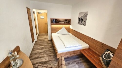 Das Zimmer mit 17 m² und französisches Kuschelbett mit 1,40 m Breite bietet Platz für 1 – 2 Personen. Blick aus dem Fenster in die naturbelassenen Wälder 

Zimmerausstattung: Sessel, Flachbild-TV, Schreibtisch mit Minibar, Safe, freies Wifi, Durchwahlte