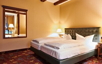 Einzelzimmer für 1 Person mit Standard Ausstattung in der Residenz. Das Einzelzimmer verfügt über ein eigenes Bad mit einer Dusche. Ein Flachbild-TV sorgt in diesem Einzelzimmer für Unterhaltung. In der Wohneinheit befindet sich 1 Bett.