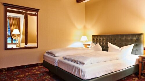 Einzelzimmer für 1 Person mit Standard Ausstattung in der Residenz. Das Einzelzimmer verfügt über ein eigenes Bad mit einer Dusche. Ein Flachbild-TV sorgt in diesem Einzelzimmer für Unterhaltung. In der Wohneinheit befindet sich 1 Bett.