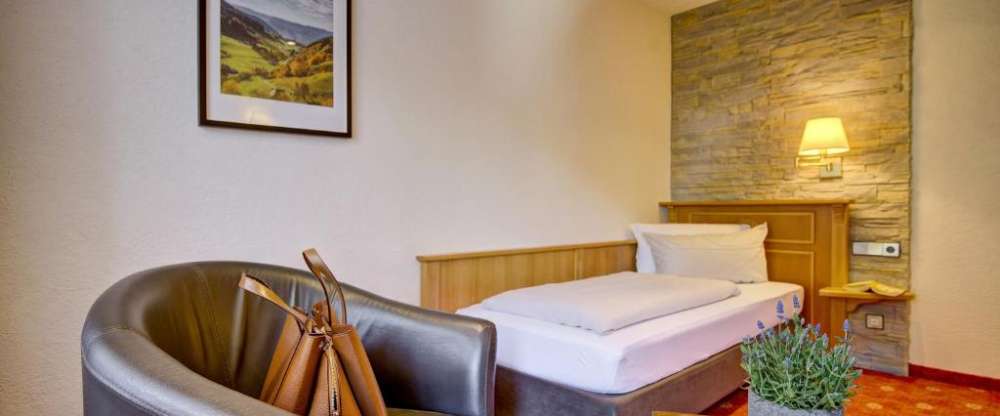 16 – 22 m². Stilvoll eingerichtetes, sonniges Zimmer mit einem Bett 90x200cm, Teppich-Fußboden, gemütlichem Sitzplatz, eigenem Balkon mit schönem Blick ins Grüne- direkt auf den Fluß „Schönmünz“, großer Kleiderschrank, Flat-TV, geräumiges Badezimmer, 1 Fl