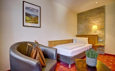 16 – 22 m². Stilvoll eingerichtetes, sonniges Zimmer mit einem Bett 90x200cm, Teppich-Fußboden, gemütlichem Sitzplatz, eigenem Balkon mit schönem Blick ins Grüne- direkt auf den Fluß „Schönmünz“, großer Kleiderschrank, Flat-TV, geräumiges Badezimmer, 1 Fl