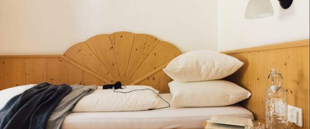 Die komfortablen Wohn- und Schlafräume haben ihren eigenen Sonnenbalkon, Kabel-TV, Durchwahl- telefon, Safe und moderne, helle Bäder.