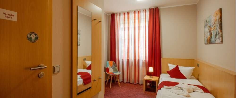 Bitte beachten Sie, dass die Zimmer bedingt durch die Souterrain-Lage eine eingeschränkte Sicht nach draußen bieten!