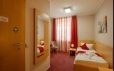 Bitte beachten Sie, dass die Zimmer bedingt durch die Souterrain-Lage eine eingeschränkte Sicht nach draußen bieten!
