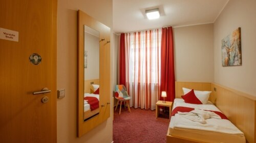 Bitte beachten Sie, dass die Zimmer bedingt durch die Souterrain-Lage eine eingeschränkte Sicht nach draußen bieten!