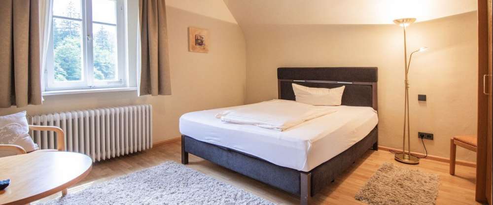 Die Hotelzimmer bieten den Gästen nicht nur eine erholsame Unterkunft, sondern auch einen atemberaubenden Blick auf die grünen Wälder und in das idyllische Lierbachtal.