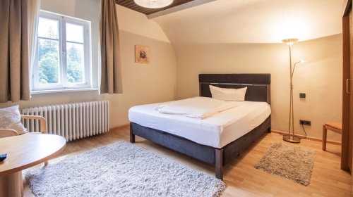 Die Hotelzimmer bieten den Gästen nicht nur eine erholsame Unterkunft, sondern auch einen atemberaubenden Blick auf die grünen Wälder und in das idyllische Lierbachtal.