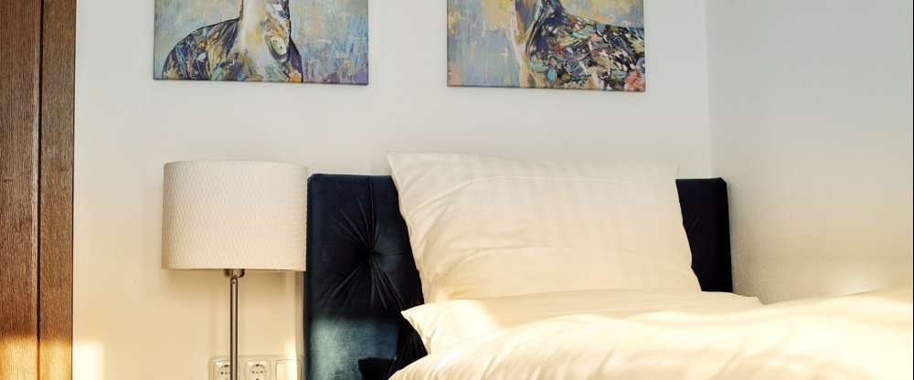 Einzelzimmer in unserem Sterngebäude mit Balkon und Boxspringbett. inkl. Wlan und Smart-TV. Der Balkon hat eine schöne Aussicht auf unseren Biergarten. Zimmer sind im zweiten Stock und durch eine Treppe erreichbar.