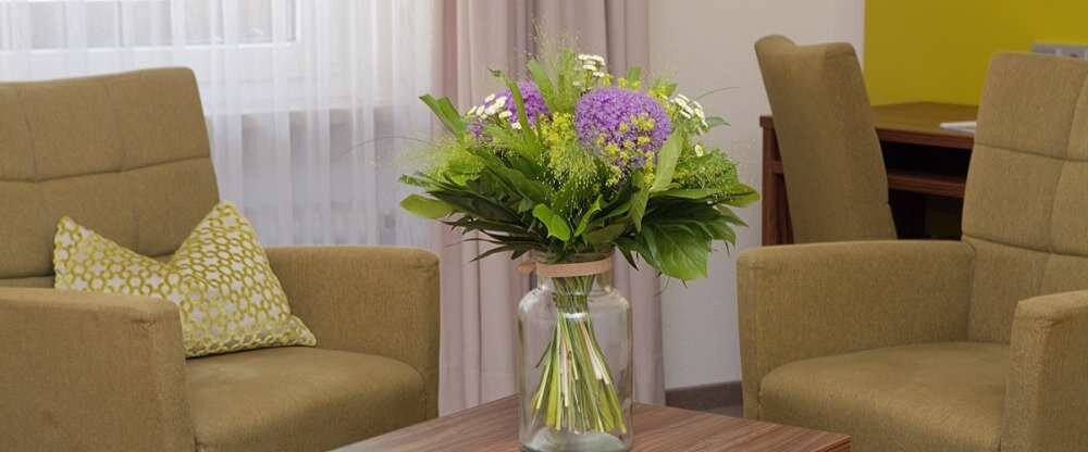 Einzelzimmer für 1 Person mit Superior Ausstattung und Bett in 0,90 m x 2 m. Zimmerausstattung: Flachbild TV, Radio, Dusche/WC, Telefon, Föhn, Minibar, Safe. Die Zimmer Superior und Komfort unterscheiden sich in der Zimmergröße. 