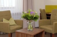 Einzelzimmer für 1 Person mit Superior Ausstattung und Bett in 0,90 m x 2 m. Zimmerausstattung: Flachbild TV, Radio, Dusche/WC, Telefon, Föhn, Minibar, Safe. Die Zimmer Superior und Komfort unterscheiden sich in der Zimmergröße. 