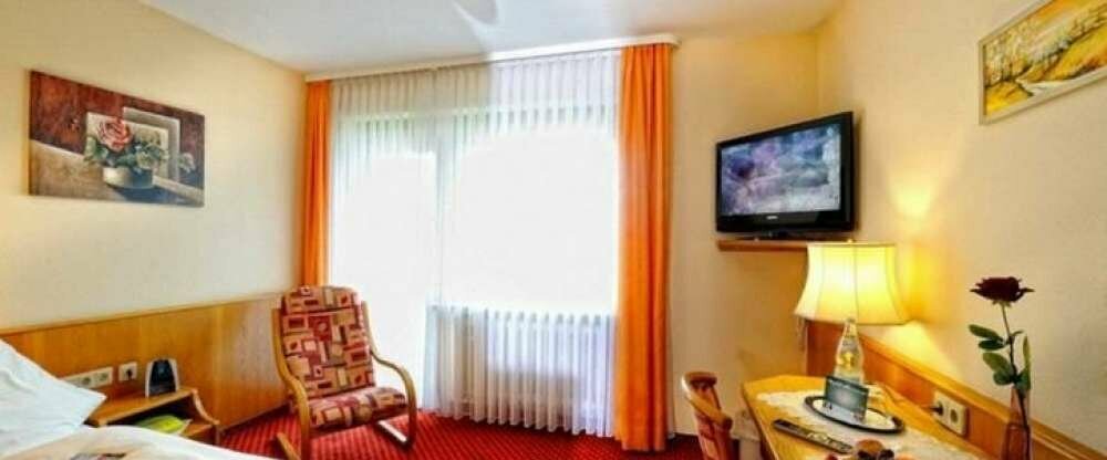 Eiinzelzimmer Talseite Ausstattung: Dusche und WC Fön und Schminkspiegel Kabel-TV / Sky und Weckradio WLan Telefon zum Teil mit Balkon mit Kühlschrank Safe 