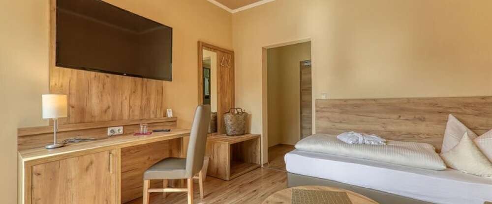 Das Einzelzimmer Wiese für eine Personen bietet einen großzügigen Wohn- / Schlafraum mit einer kleinen Sitzecke.